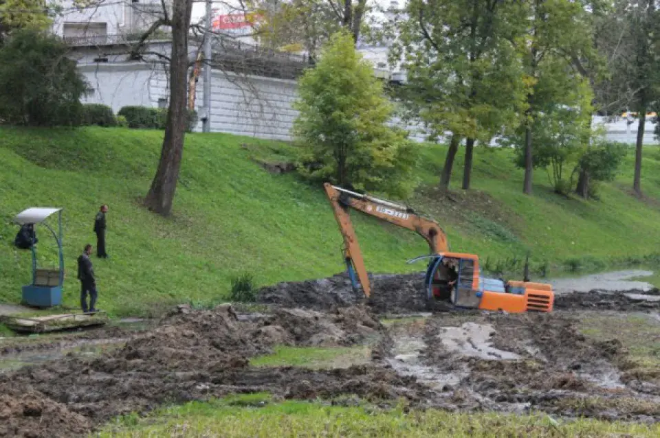 У Віцебску ледзь не патануў экскаватар, які чысціў рэчышча Віцьбы (фота)