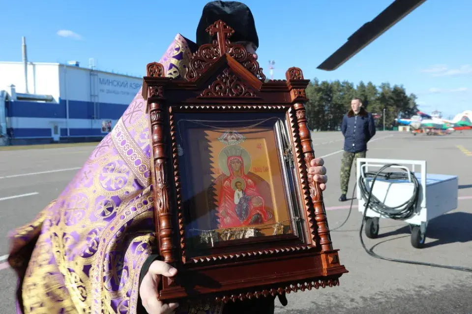 Мітрапаліт Павел акрапіў Мінск святой вадой з верталёта — супраць каранавіруса