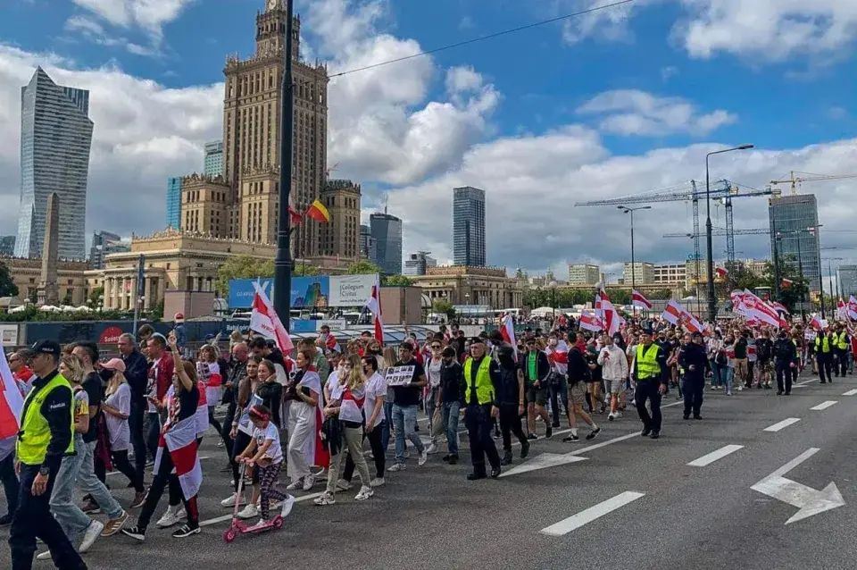 Фотофакт: Белорусы идут маршем по Варшаве в годовщину начала протестов