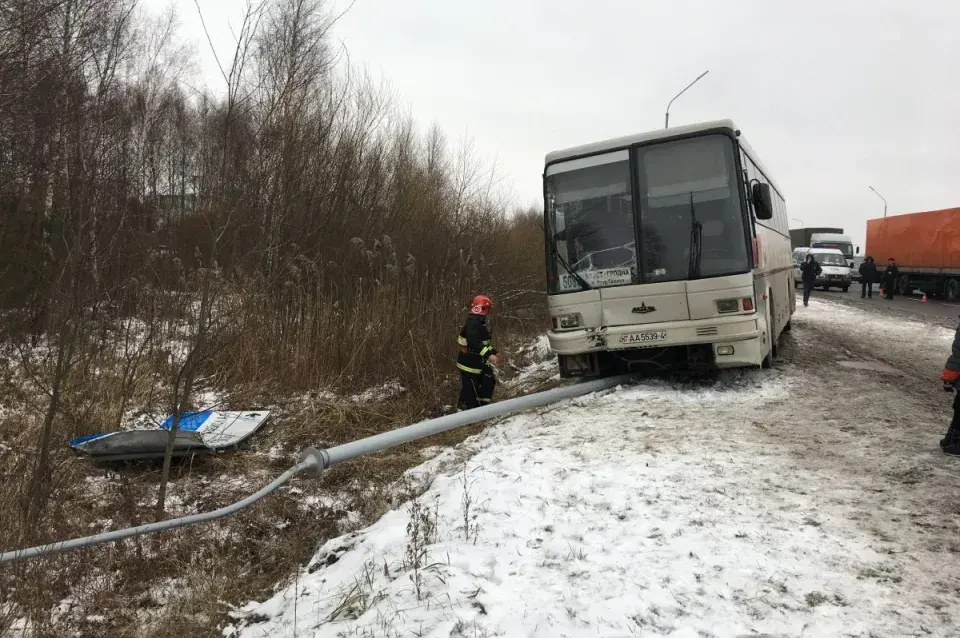 Пасажырскі аўтобус “Брэст — Гродна” знёс асвятляльную мачту (фота)