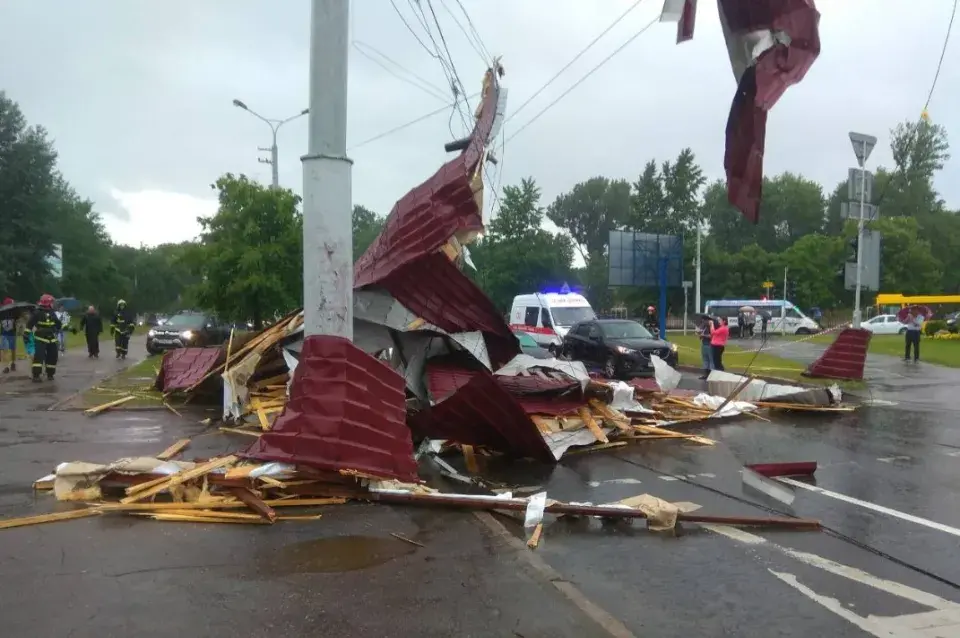 Непагадзь у Мінску: вецер сарваў дах дома і кінуў яго на машыны (фота)