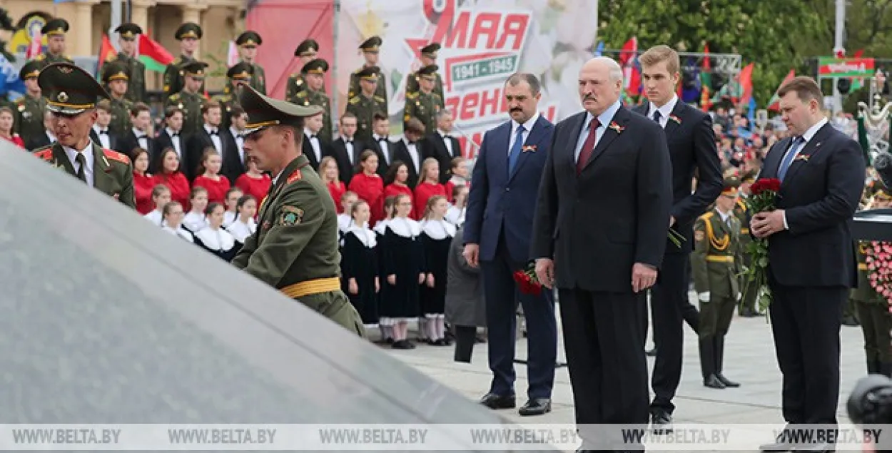 Лукашэнка з сынамі ўскладаў вянок і кветкі да манумента Перамогі (фота)