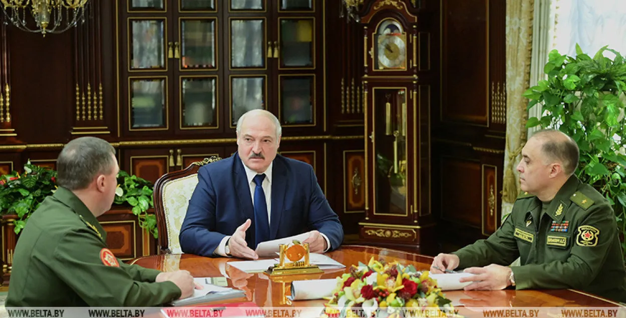 Лукашэнка сказаў пра вельмі магутную армію "за спінай"