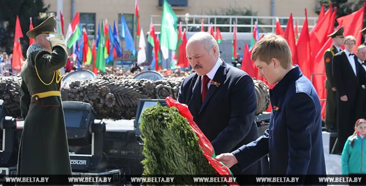 Лукашэнка ўскладаў вянок разам з малодшым сынам Мікалаем