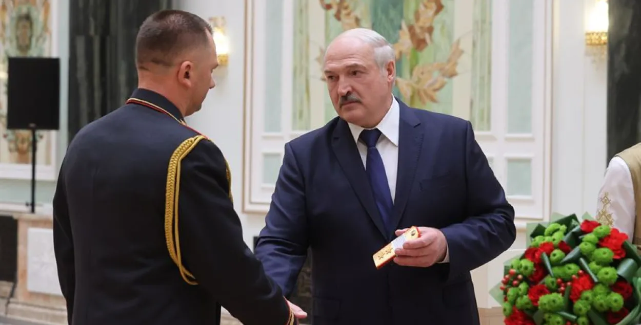 Лукашэнка ўручаў генеральскія пагоны міліцыянерам