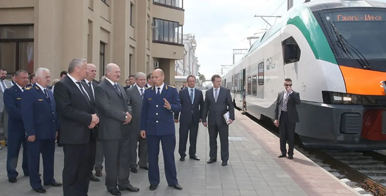 Лукашэнка на гомельскім вакзале адпраўляў першы грузавы цягнік на электрацязе