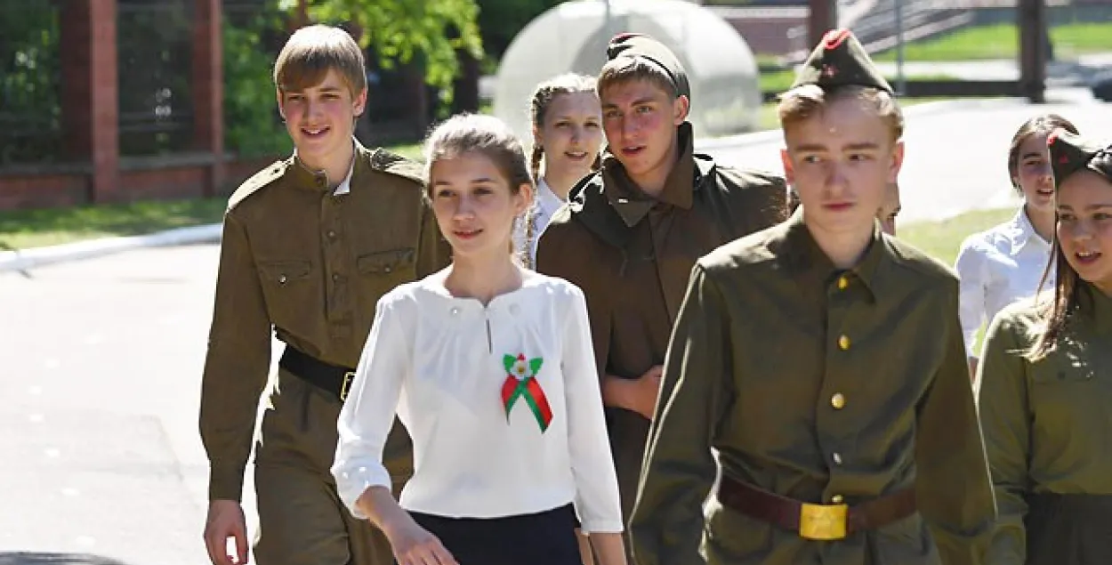 Мікалай Лукашэнка ў вайсковай форме падарыў пенсіянерам курэй і пеўня (фота)