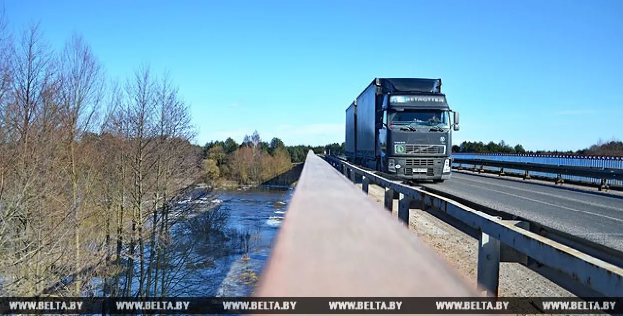 У Лепельскім раёне ўначы загінуў салдат — выбег на дарогу і трапіў пад фуру