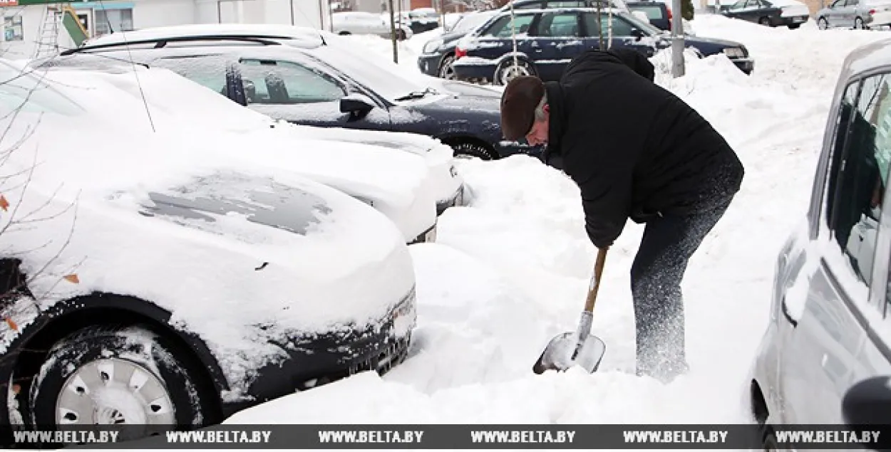 У Мінску аўтаўладальнікаў абавязалі прыбіраць снег і смецце каля машын