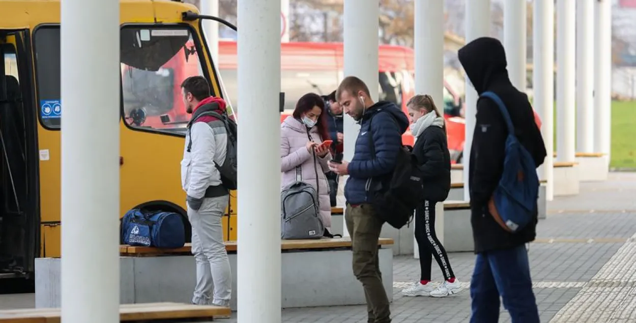 У Мінску штрафавалі за маскі на руках ці спушчаныя ніжэй носа