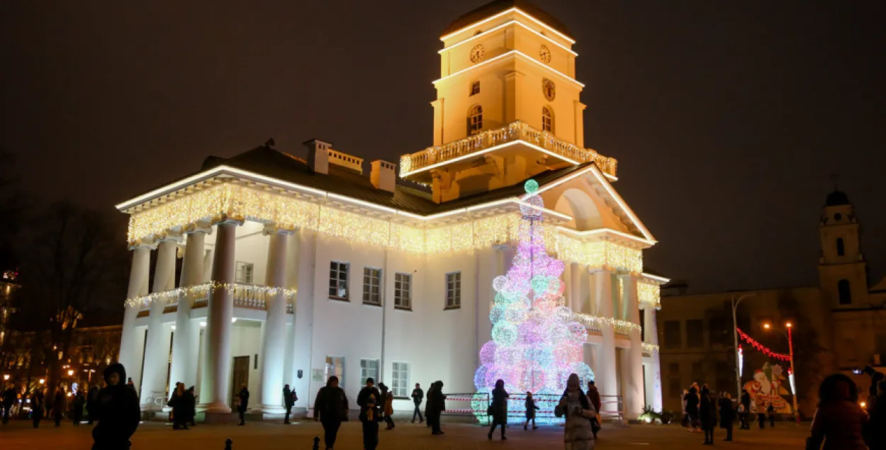 У Мінску каля ратушы ўсталявалі незвычайную ёлку