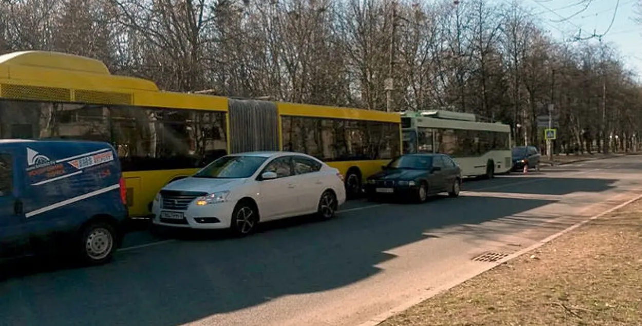 У Мінску сутыкнуліся аўтобус і тралейбус (фота)