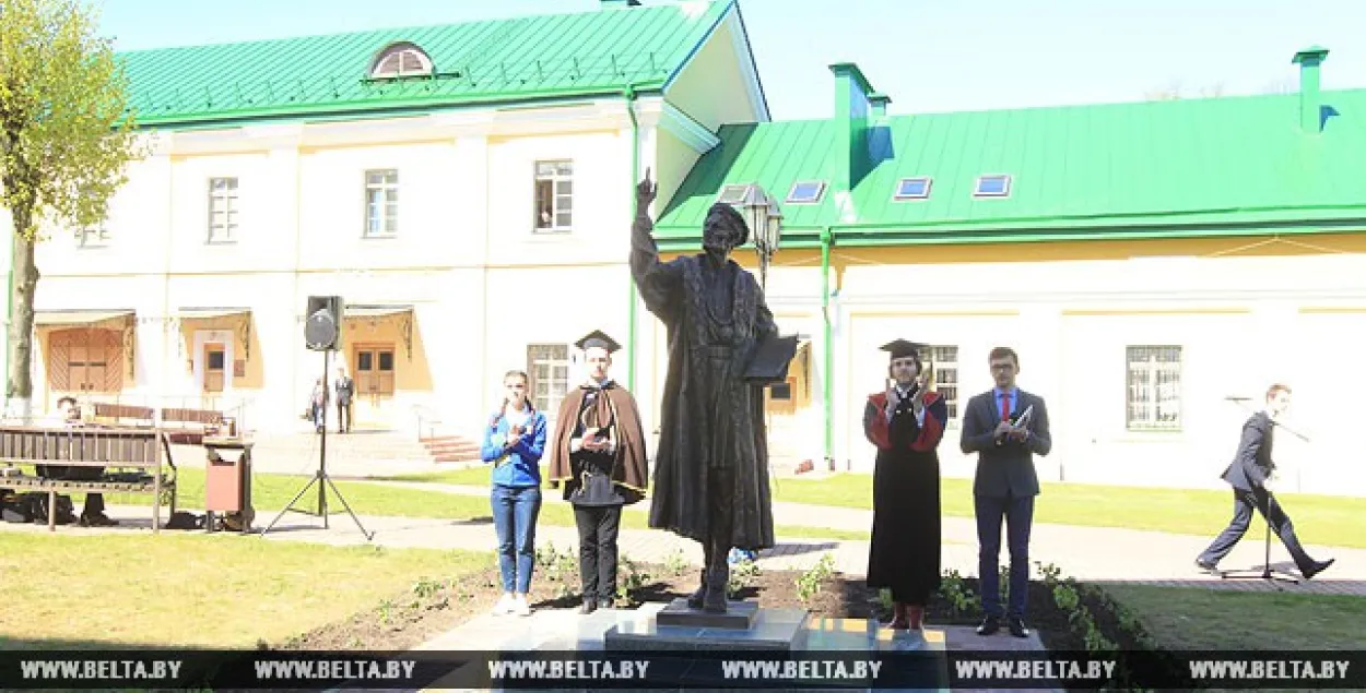 У Полацку з’явілася бронзавая скульптура прафесара (фота)