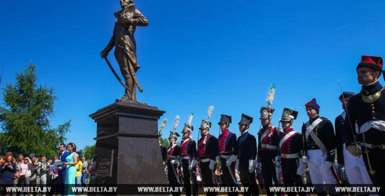 У фотарэпартажы БЕЛТА з адкрыцця помніка Касцюшку няма сцягоў. Ніякіх