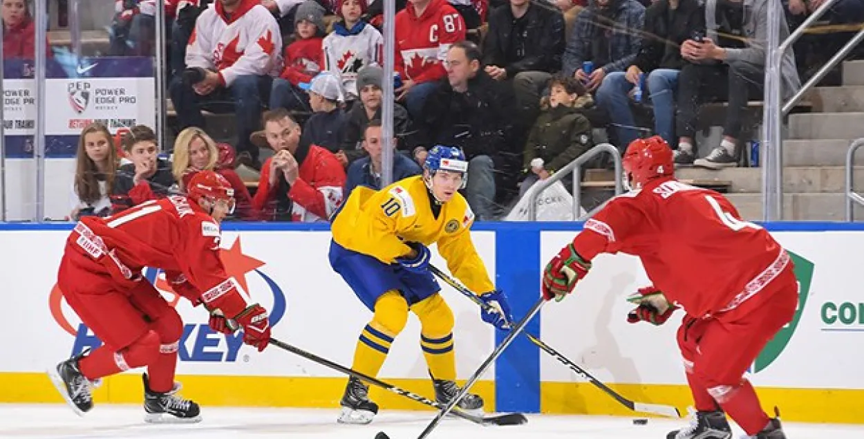 Молодёжная сборная Беларуси во время игры. Фота: IIHF