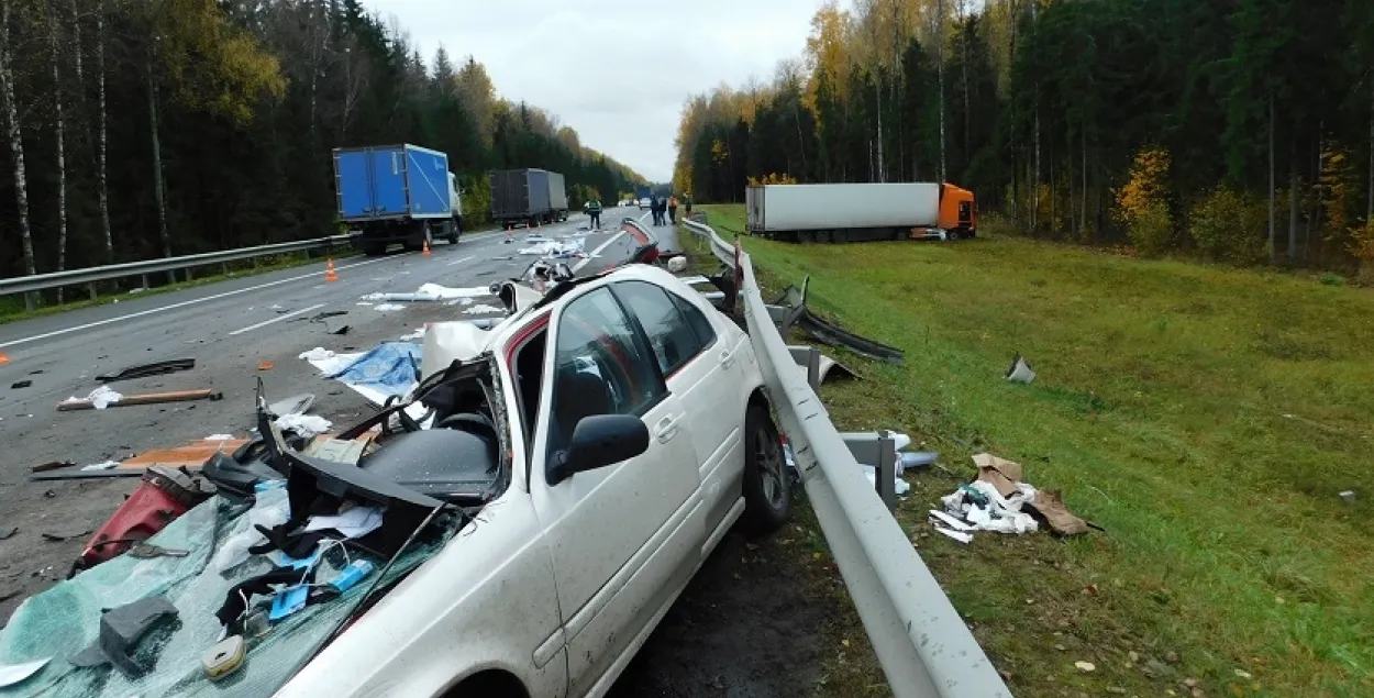 У Докшыцкім раёне Honda трапіла пад фуру, загінуў адзін чалавек