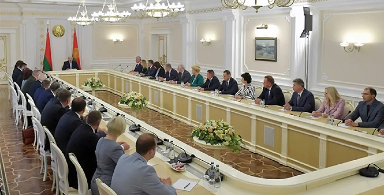 Лукашэнка папярэдзіў сваіх давераных асоб пра няпростыя 2-3 тыдні