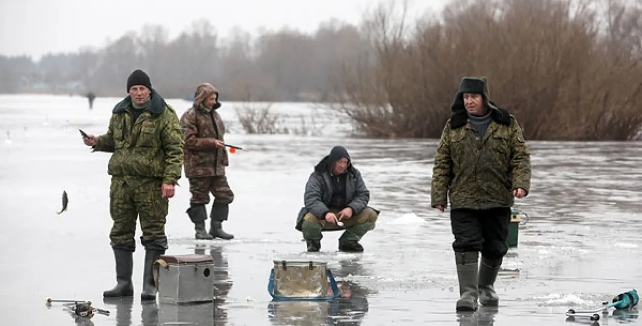 У Слоніме выратавалі 52-гадовага рыбака, які на возеры праваліўся пад лёд 