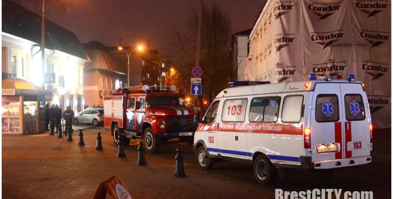 У цэнтры Брэста з-за забытага пакунку з абуткам перакрылі вуліцу (фота)