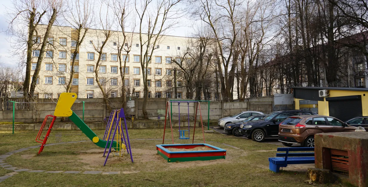 “Дзе нам гуляць з дзецьмі?” Мінчукі супраць двух новых будынкаў Акадэміі МУС