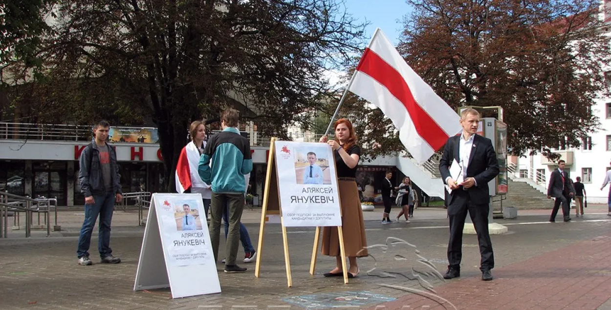 Фотафакт: Партыя БНФ правяла пікет каля кінатэатра "Кастрычнік" у Мінску