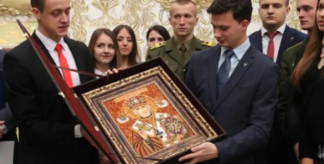 Студэнты з Гродна прывезлі Лукашэнку ікону Мікалая Цудатворца (фота)