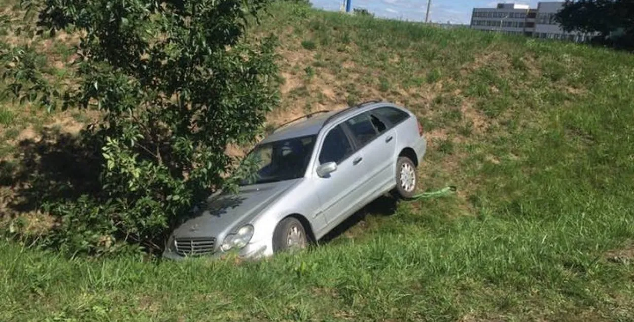 Пад Мінскам п’яны кіроўца на “Мерсэдэсе” заляцеў у кювет (фота)