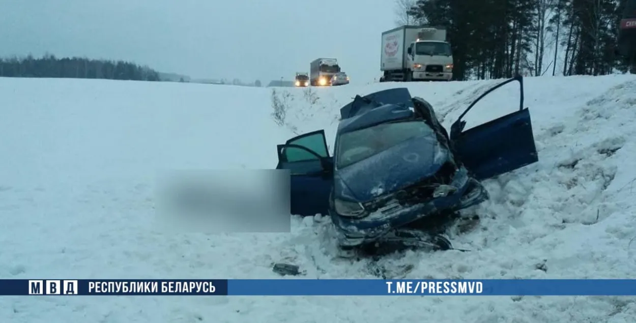 У Светлагорскім раёне легкавік трапіў пад грузавік, ёсць ахвяра