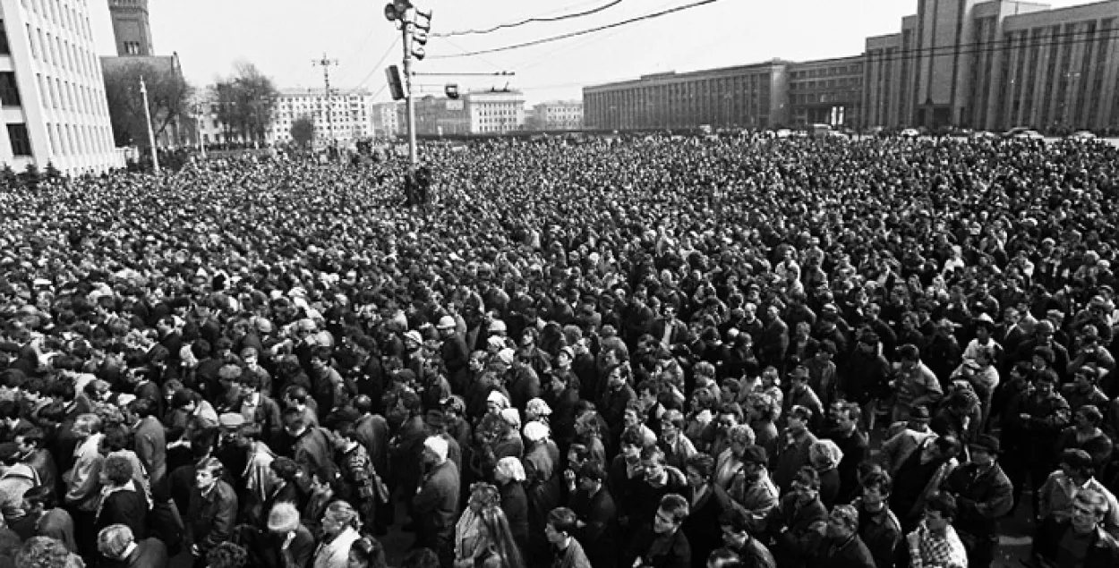 Мітынг рабочых на плошчы Незалежнасці ў 1991 годзе / Сяргей Брушко