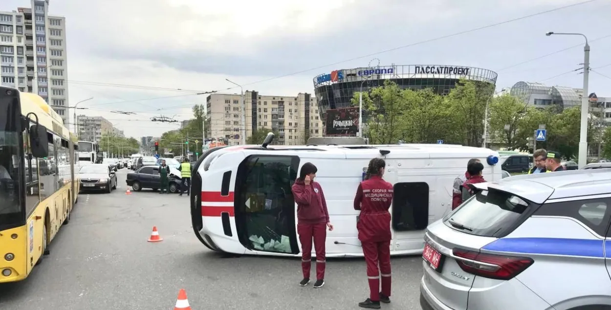 У Мінску на адным з скрыжаванняў перакулілася "хуткая"