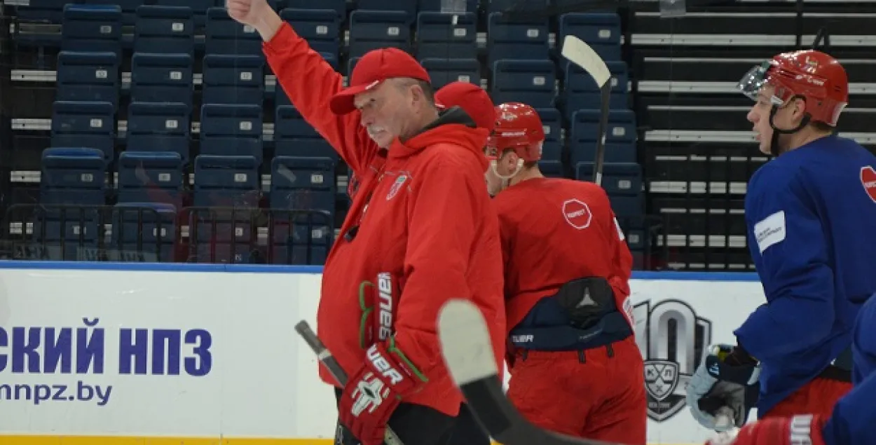 На снимке главный тренер хоккейной сборной Беларуси Дэйв Льюис. Фото: hockey.by​