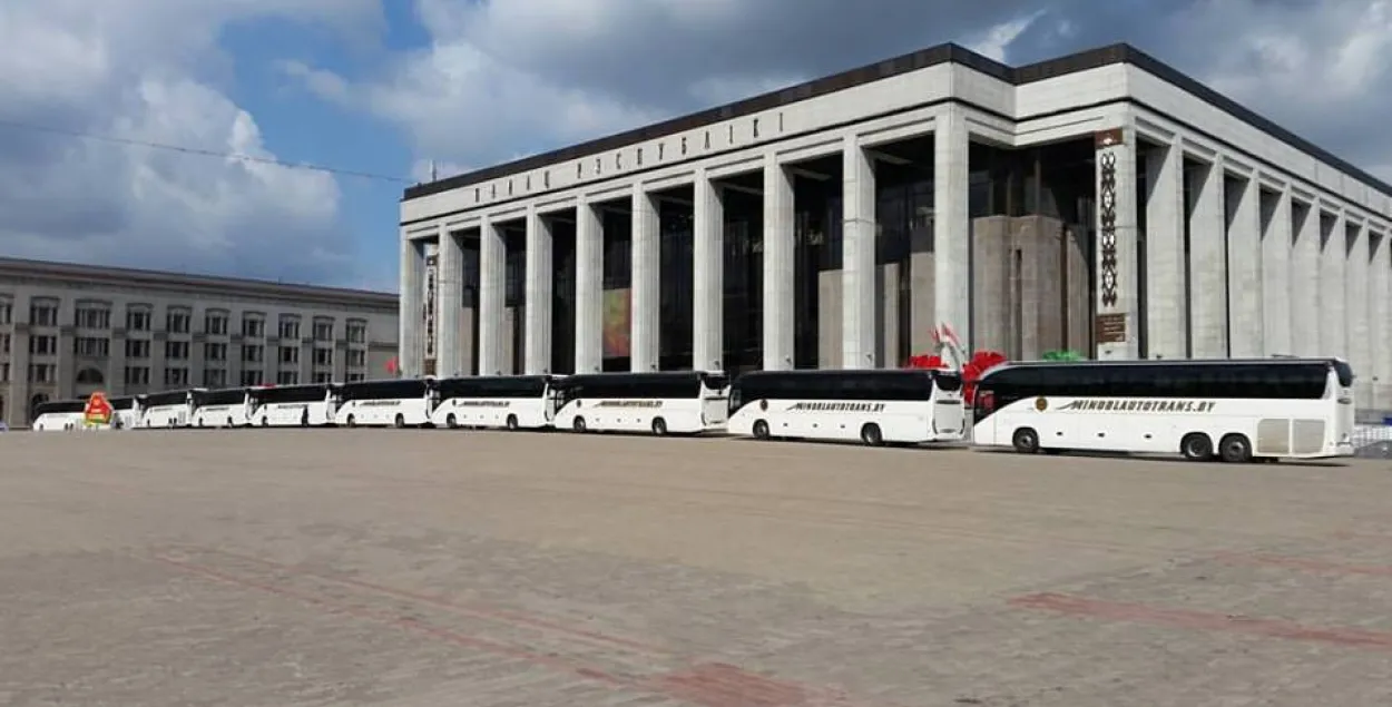 Дэлегатаў Усебеларускага сходу прывезлі ў Палац рэспублікі (фотафакт)