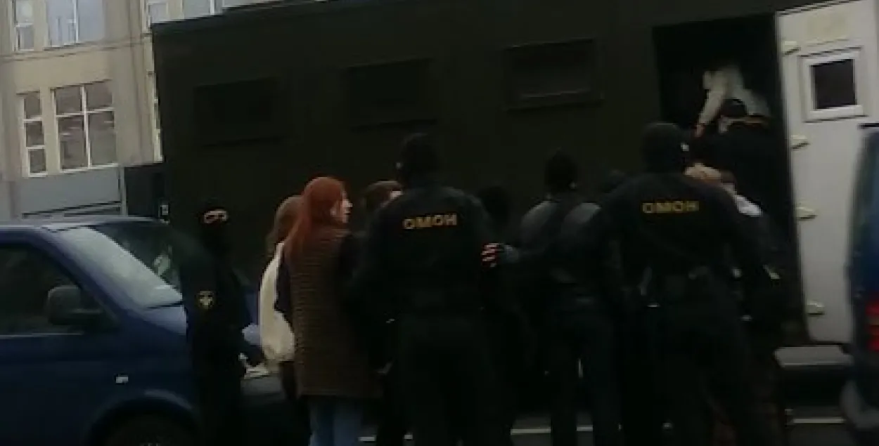 Students and a prisoner transport vehicle&nbsp;/ @euroradio​