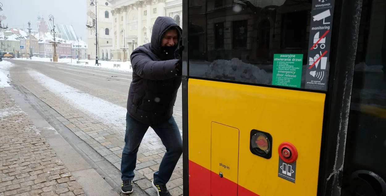 Мэр Варшавы падзякаваў беларусу, які штурхаў аўтобус у заснежаным горадзе