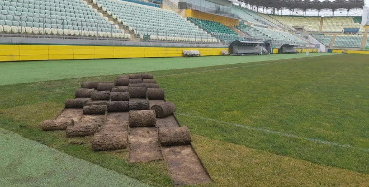 У футбольнай каманды за даўгі са стадыёна забіраюць газон (фота)