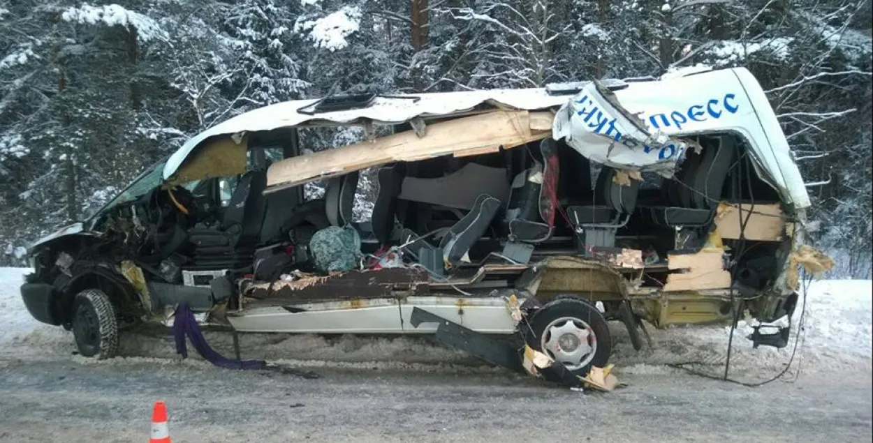 З'явіліся новыя здымкі жахлівай аварыі з удзелам маршруткі ва Ушацкім раёне