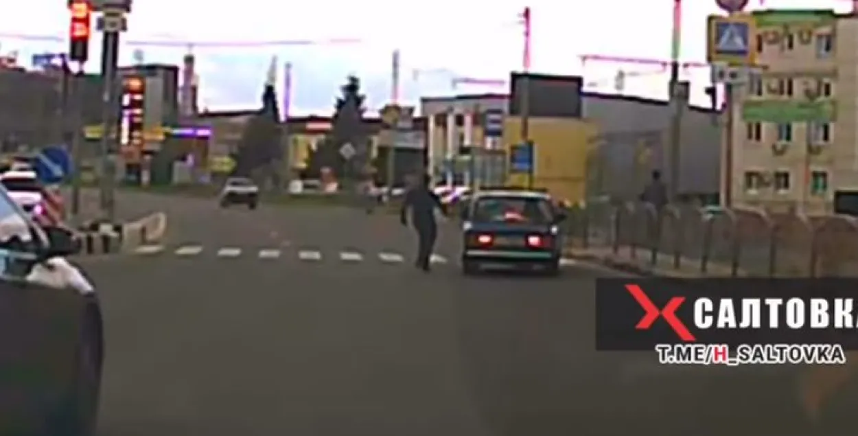 Мужчина догоняет автомобиль / Скриншот с видео​