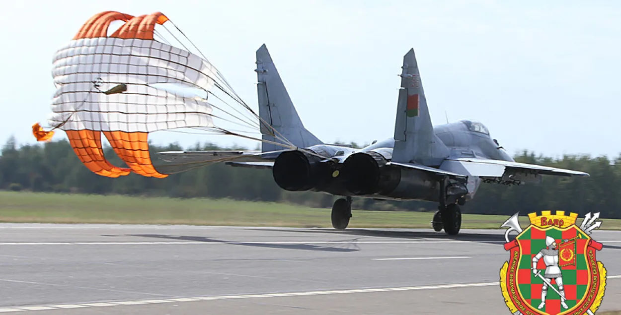 Ваенныя самалёты на трасе М1 (відэа)