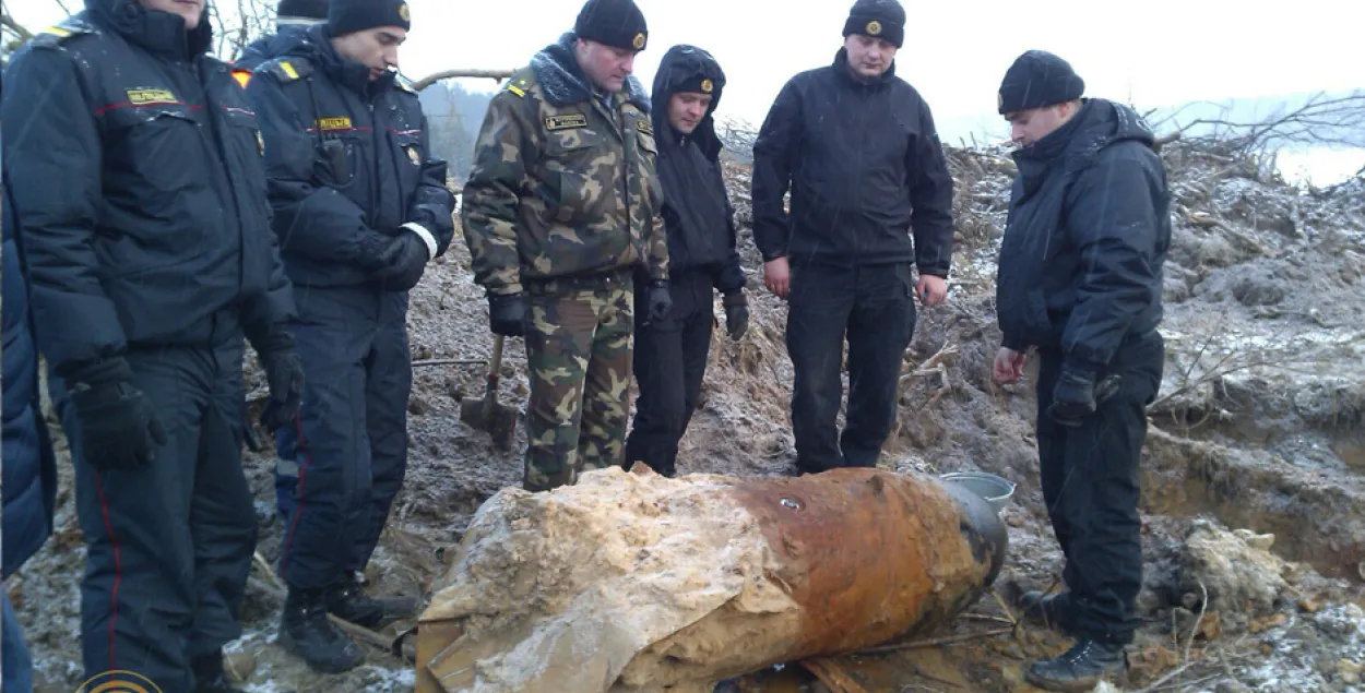 У Светлагорскім раёне знайшлі 1000-кілаграмовую бомбу (фота)