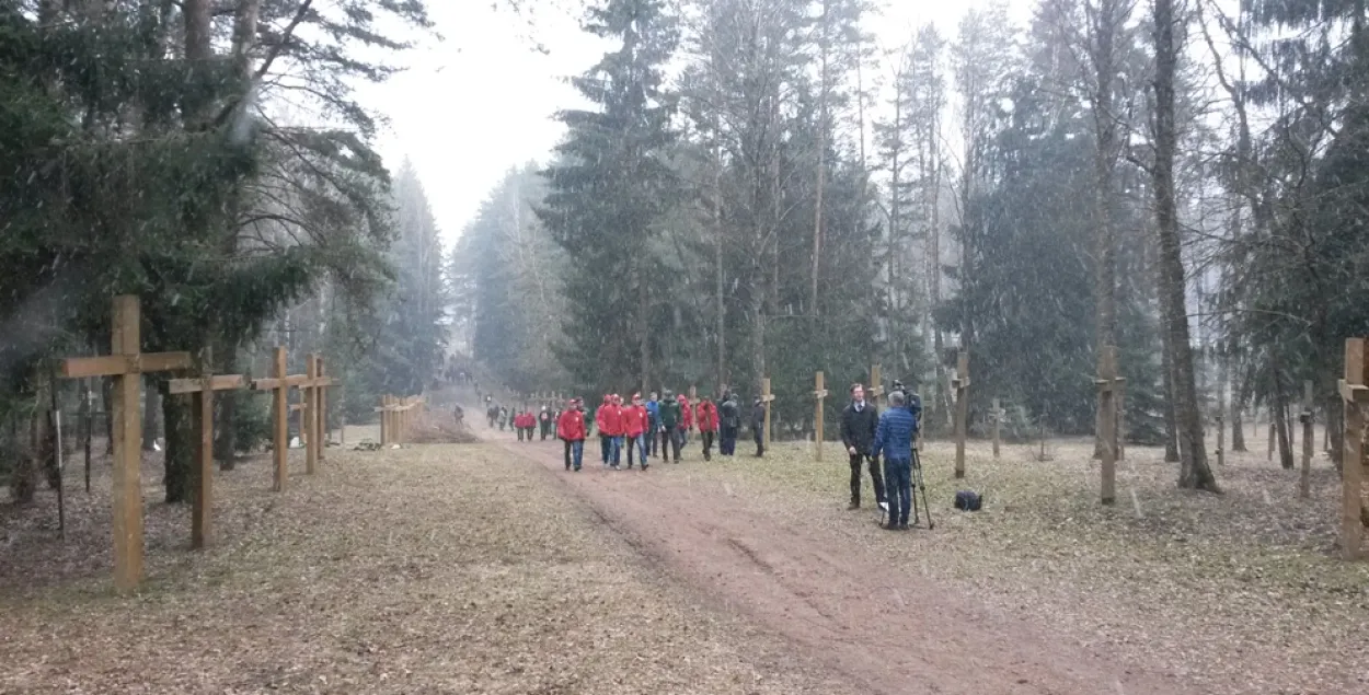 У Курапатах прыбіралі лес і спявалі "Магутны Божа"