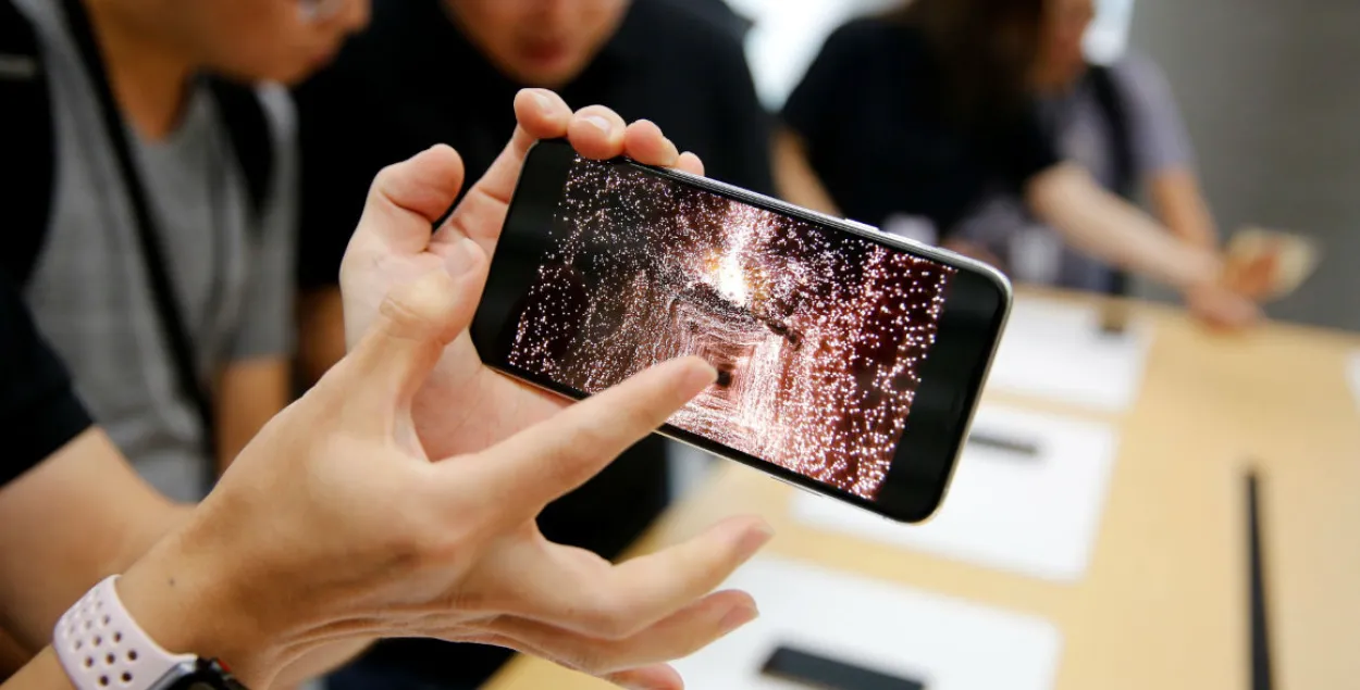 У 30 краінах свету стартаваў продаж новых iPhone (фота)