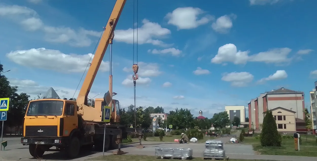 У цэнтры Ушачаў усталёўваюць помнікі Рыгору Барадуліну і Васілю Быкаву