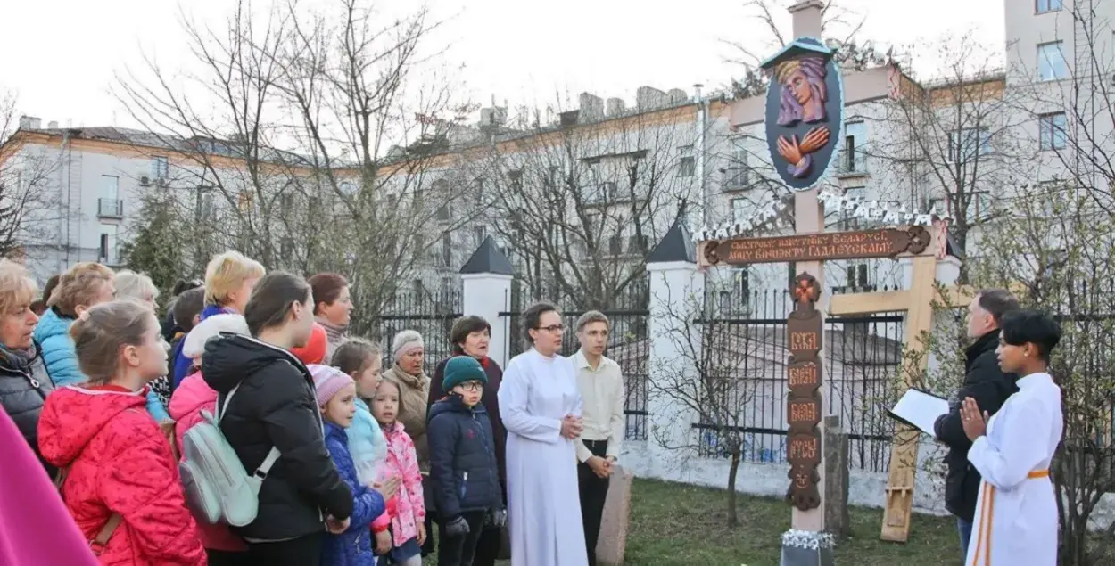 Крест возле костела, 2019 год / catholic.by
