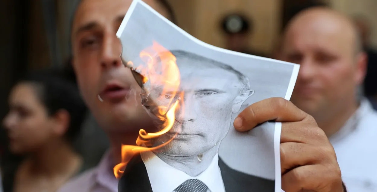 В Тбилиси массовые беспорядки, толпа требует отставки спикера парламента