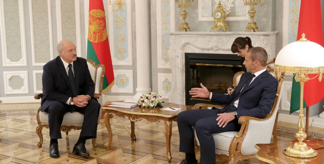Александр Лукашенко и президент УЕФА Александер Чеферин​ / Reuters