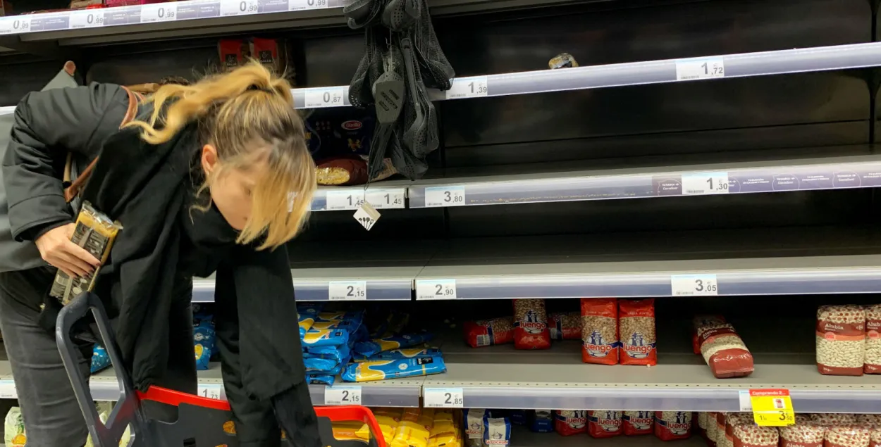 В Мадриде покупатели в магазинах "сметают"&nbsp;с полок продукты / Reuters​