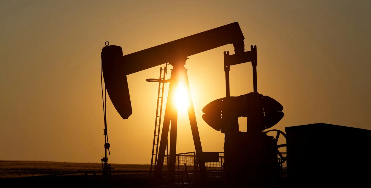 Мировые цены на нефть снижаются&nbsp;на фоне рекордного за последнюю четверть века падения спроса на "чёрное золото" / Reuters
