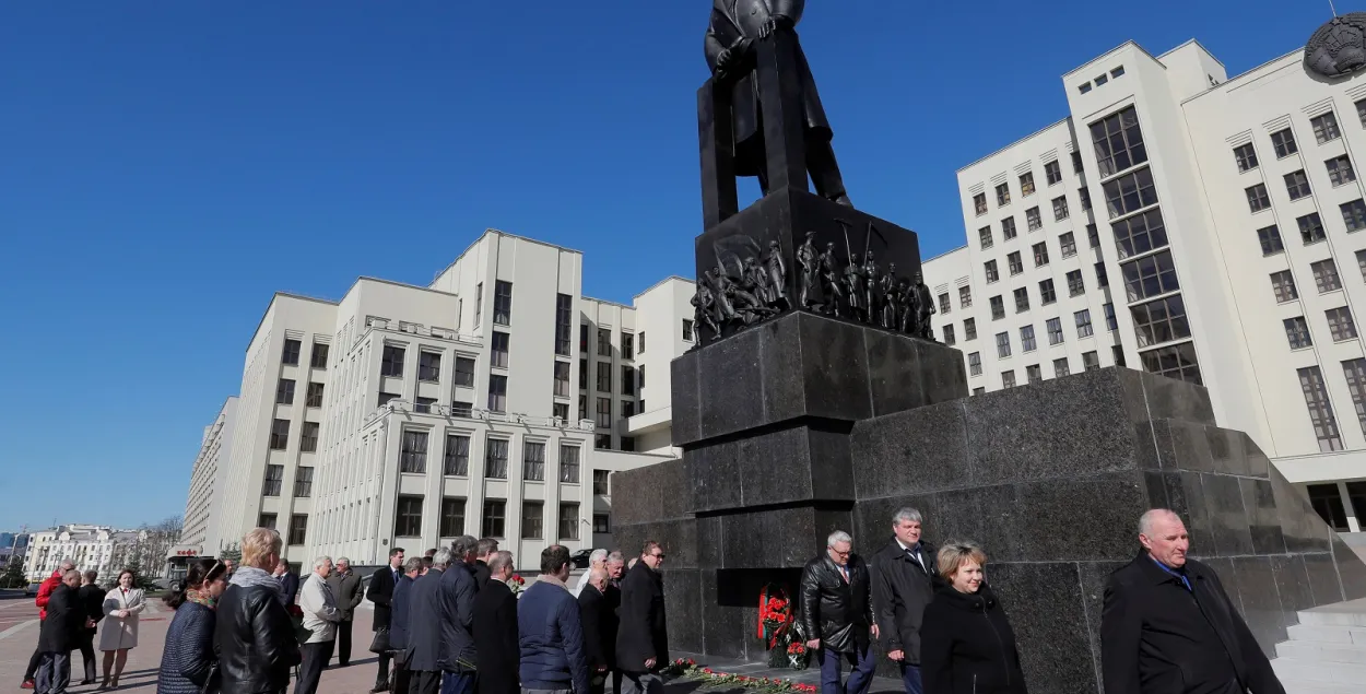 У Мінску камуністы прыйшлі да помніка Леніну без ахоўных масак