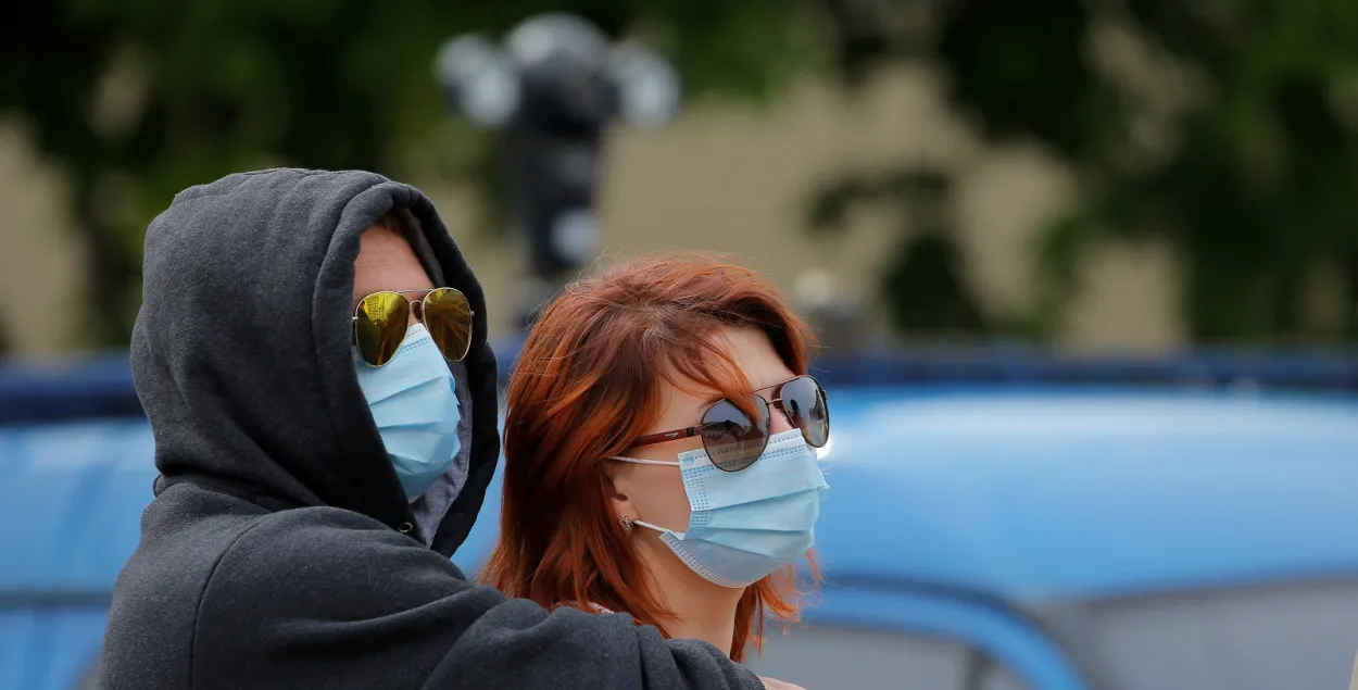 Маски становятся обязательными в Ивьевском районе / Из архива Reuters​