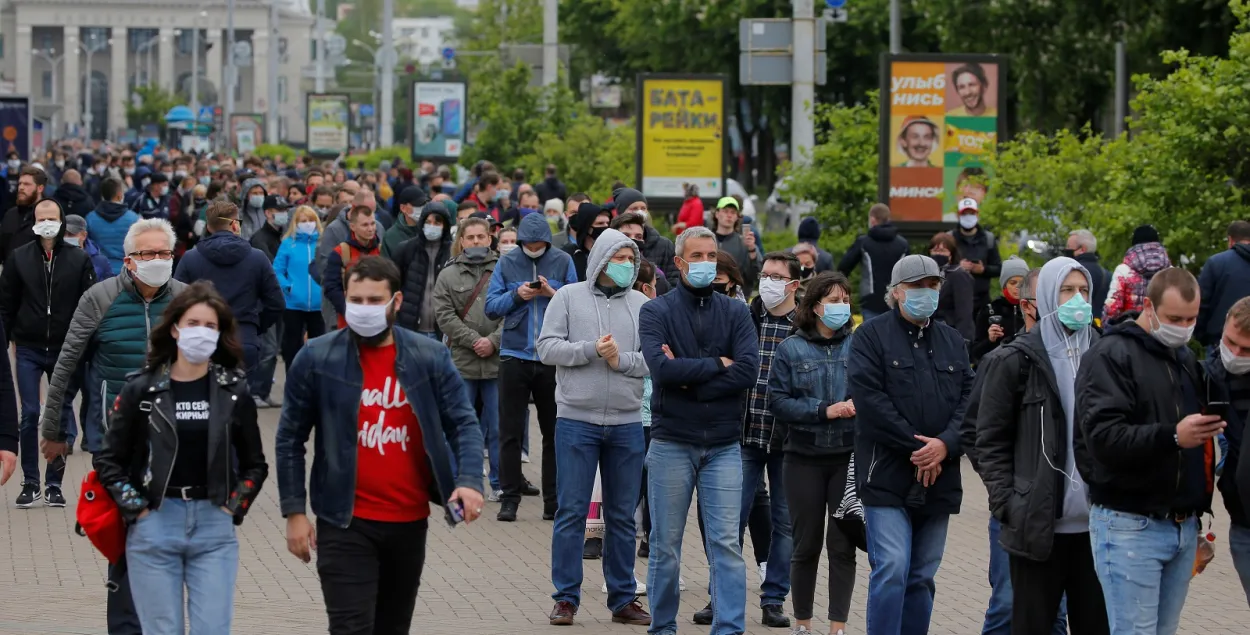 Очередь желающих поставить подпись за альтернативного кандидата в Минске / Reuters​